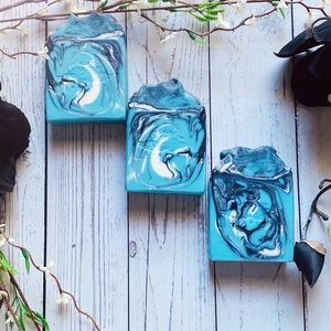 Masculine citrusy orange lemon lime rosemary jasmine woody oakmoss white musk